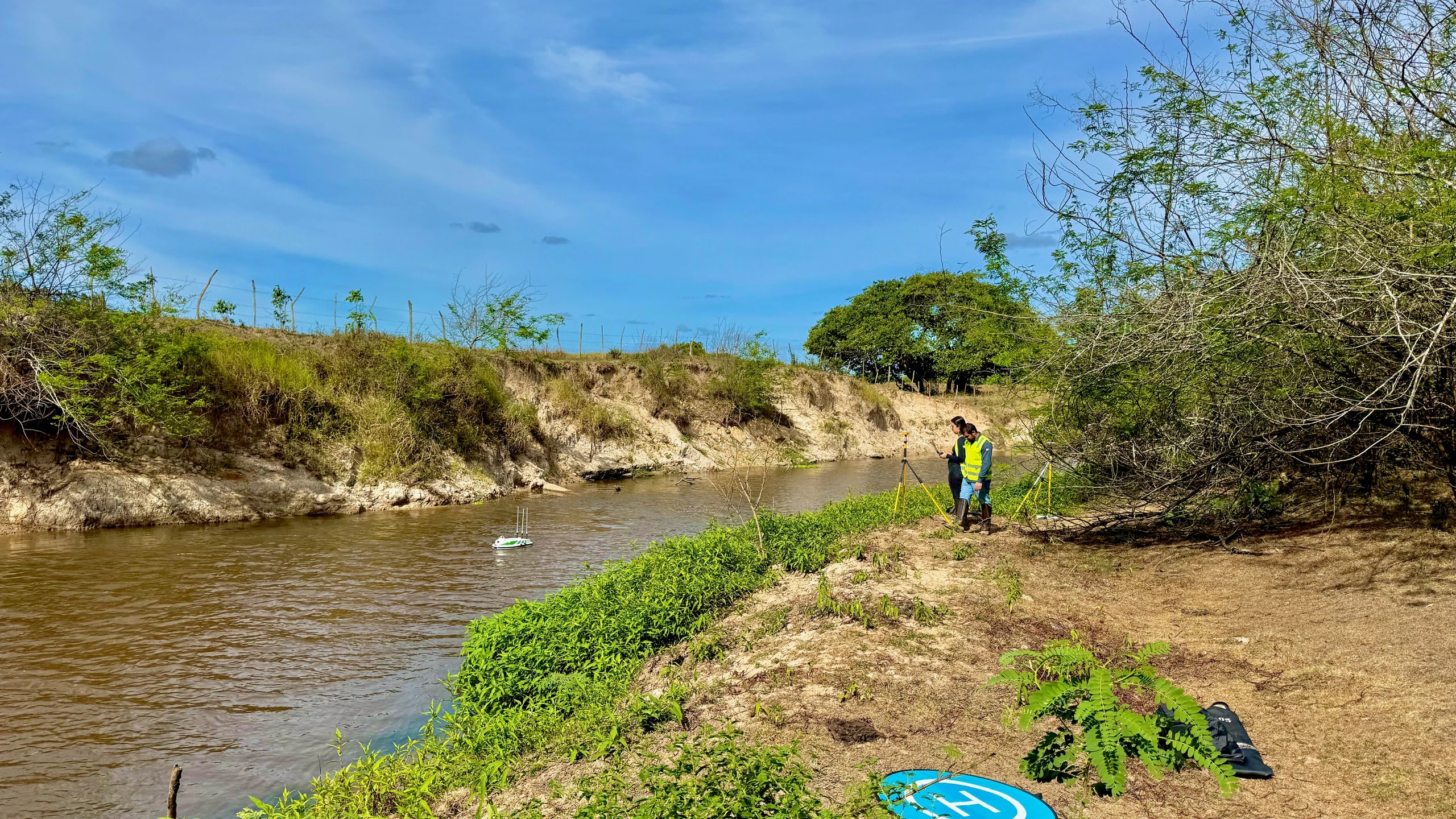 USV navegando em riacho estreito durante levantamento batimétrico
