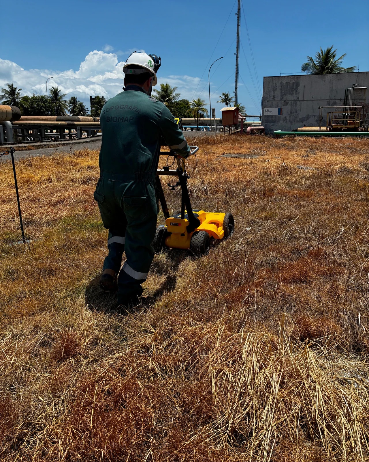 Investigação de subsolo com georadar GPR em campo